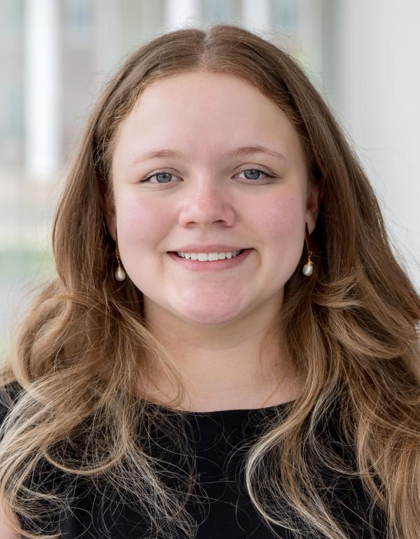 Mariana Alcoleas Headshot