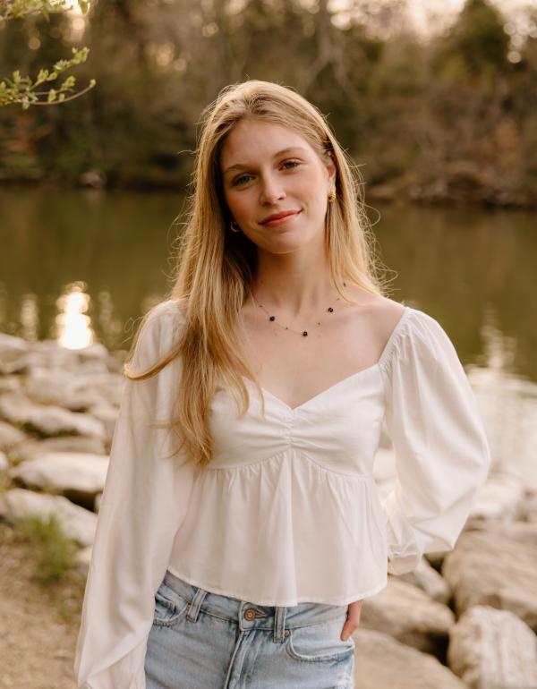 Anna Davis Headshot