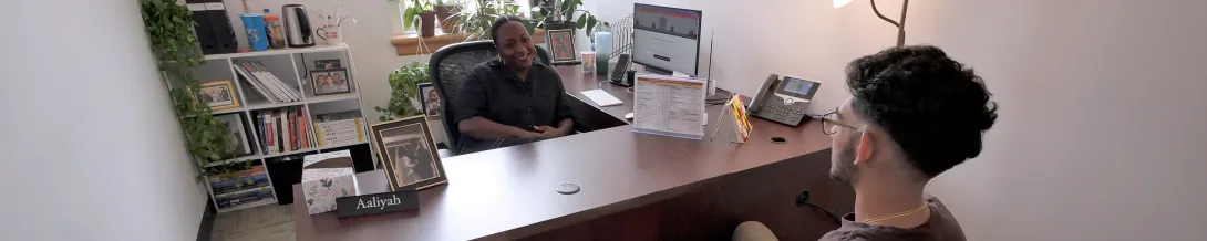 aliyah advising a student