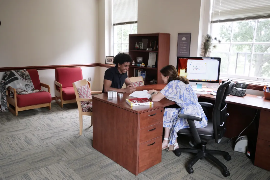 Wendy advising a student in HPAO